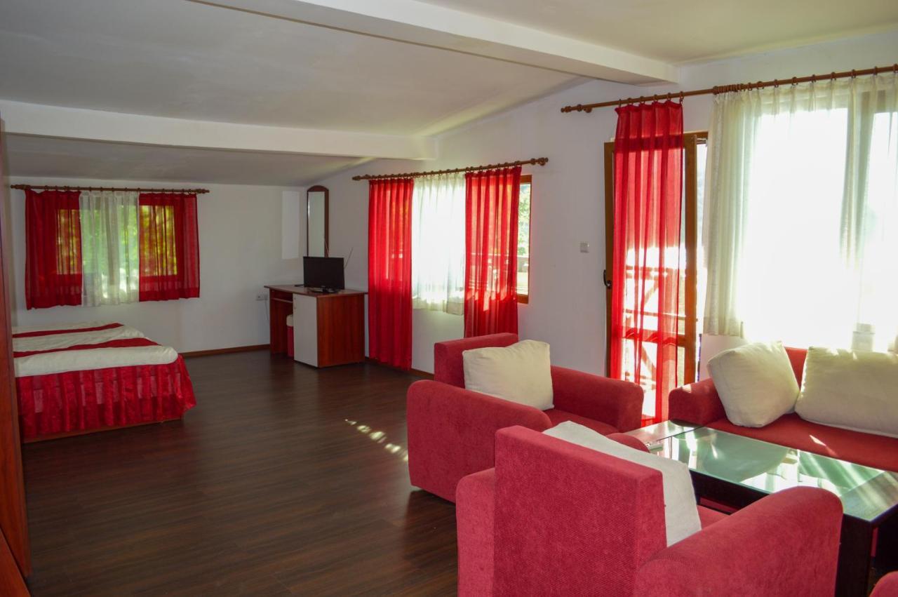 Hotel Romantika Varna Buitenkant foto